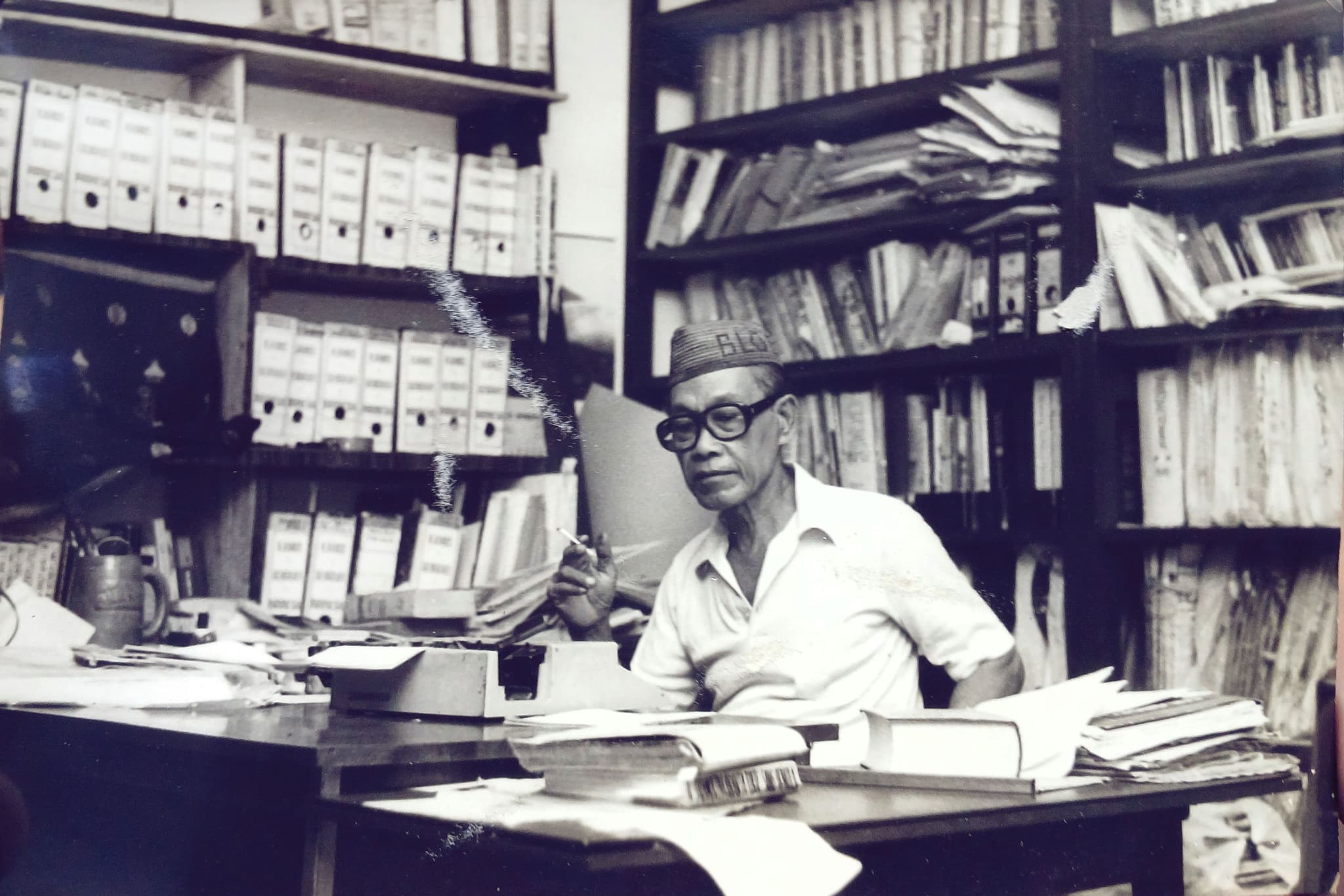 Pramoedya Ananta Toer di Perpustakaan Rumahnya, ca. 1981