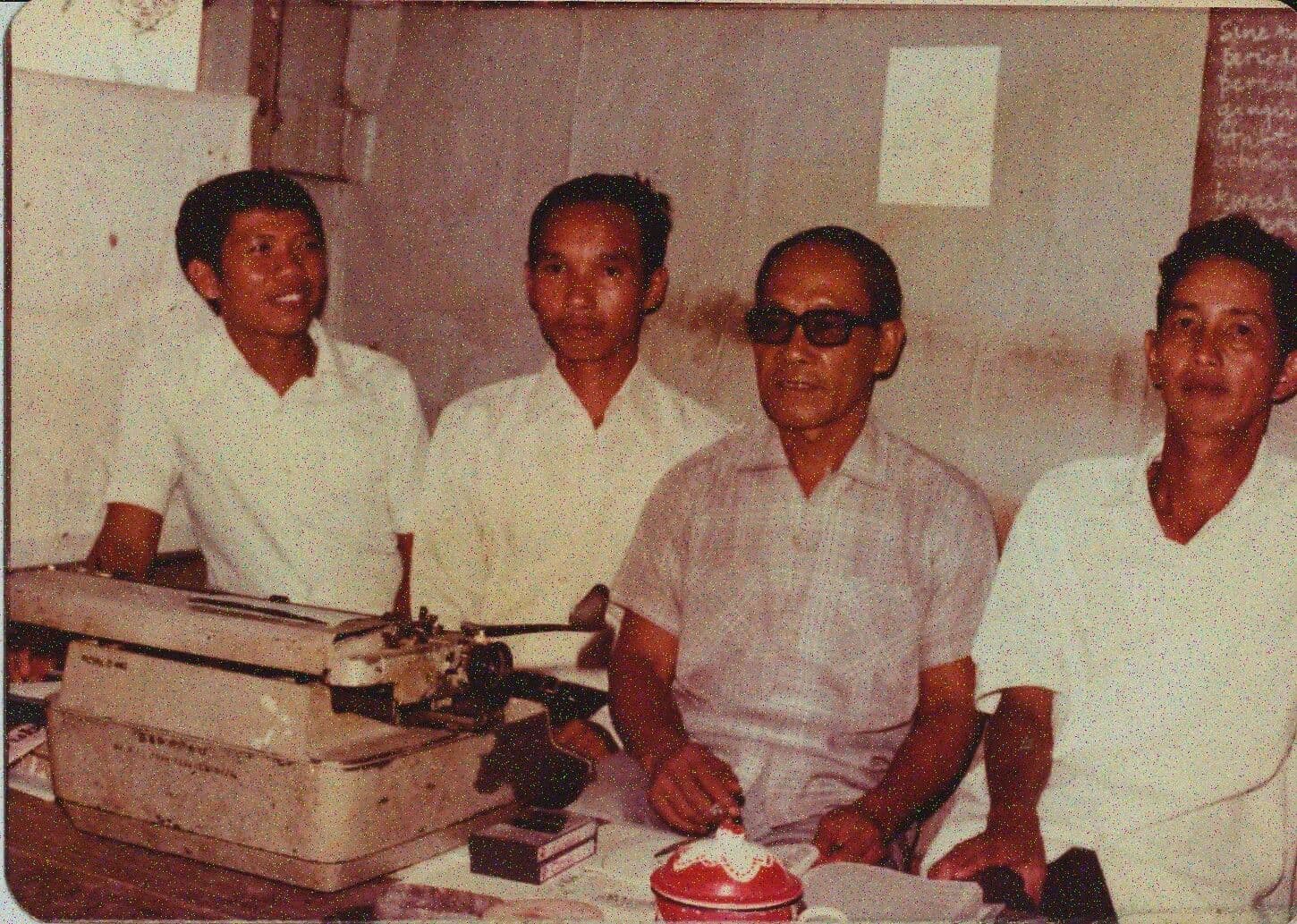 Pramoedya Ananta Toer dan rekan‐rekan tahanan politik di Pulau Buru, ca. 1976